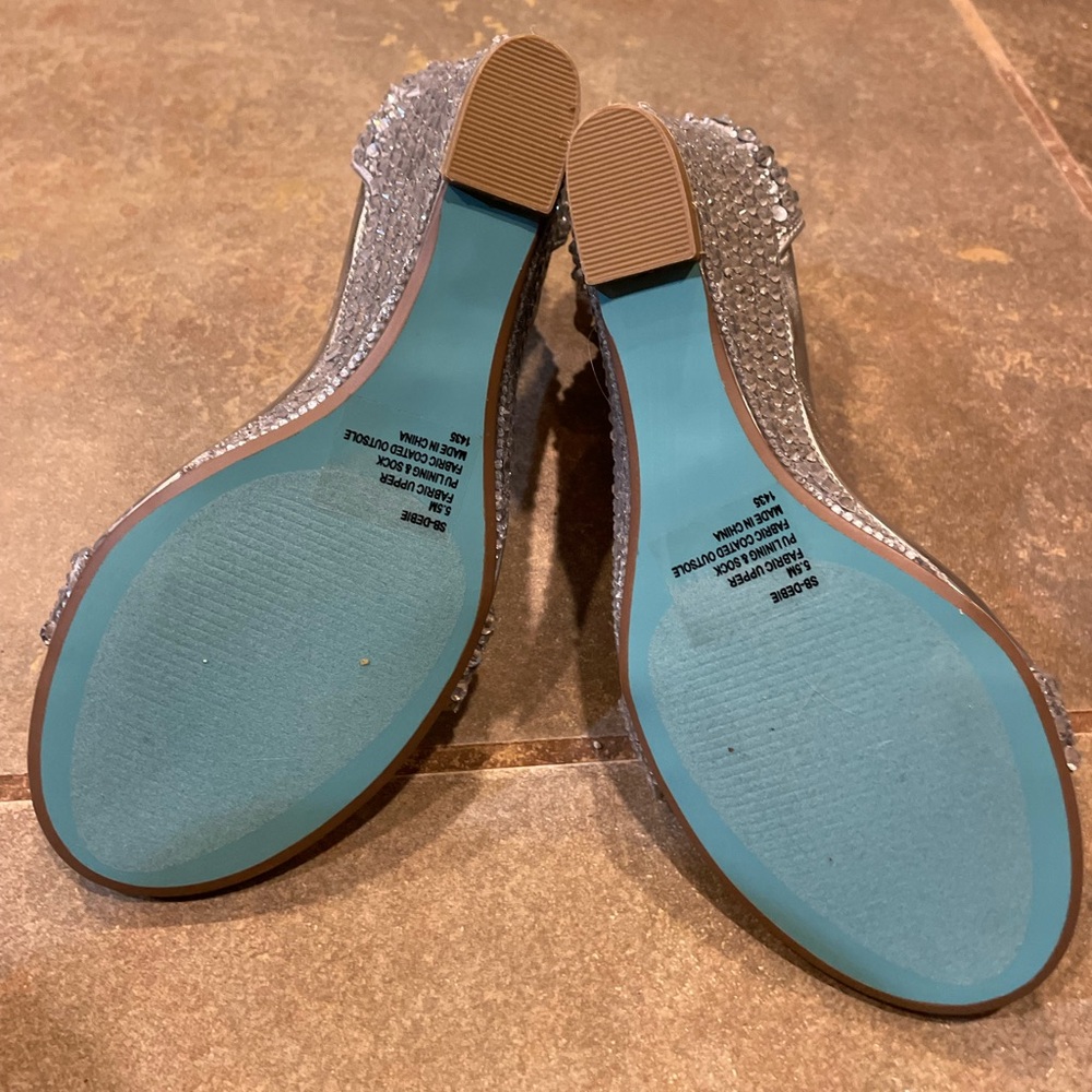 NWOB Betsey Johnson Debie Wedge Sandals - Picture 4 of 7